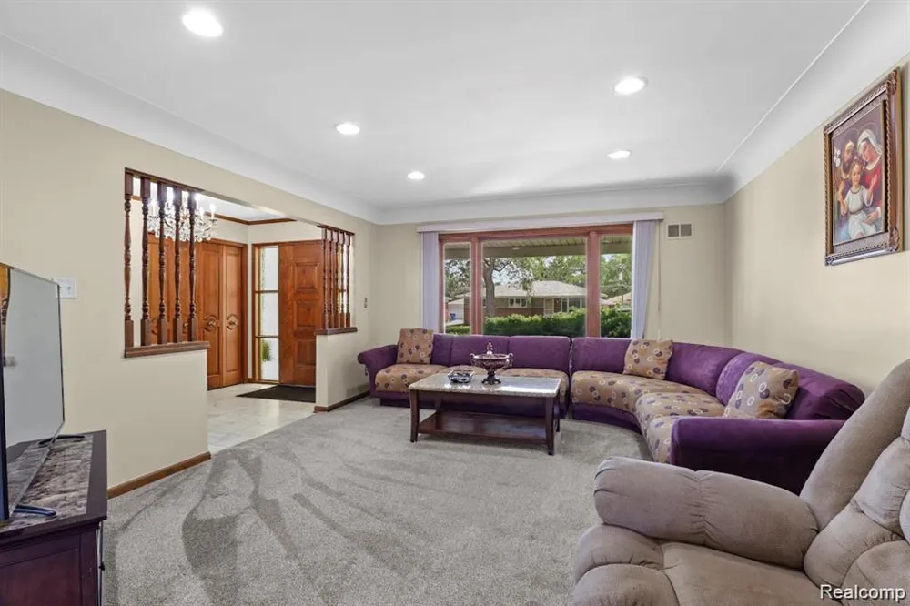 26449 haverhill Warren City, MI 48091