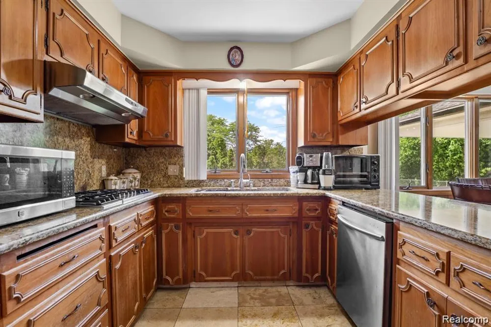 26449 haverhill Warren City, MI 48091