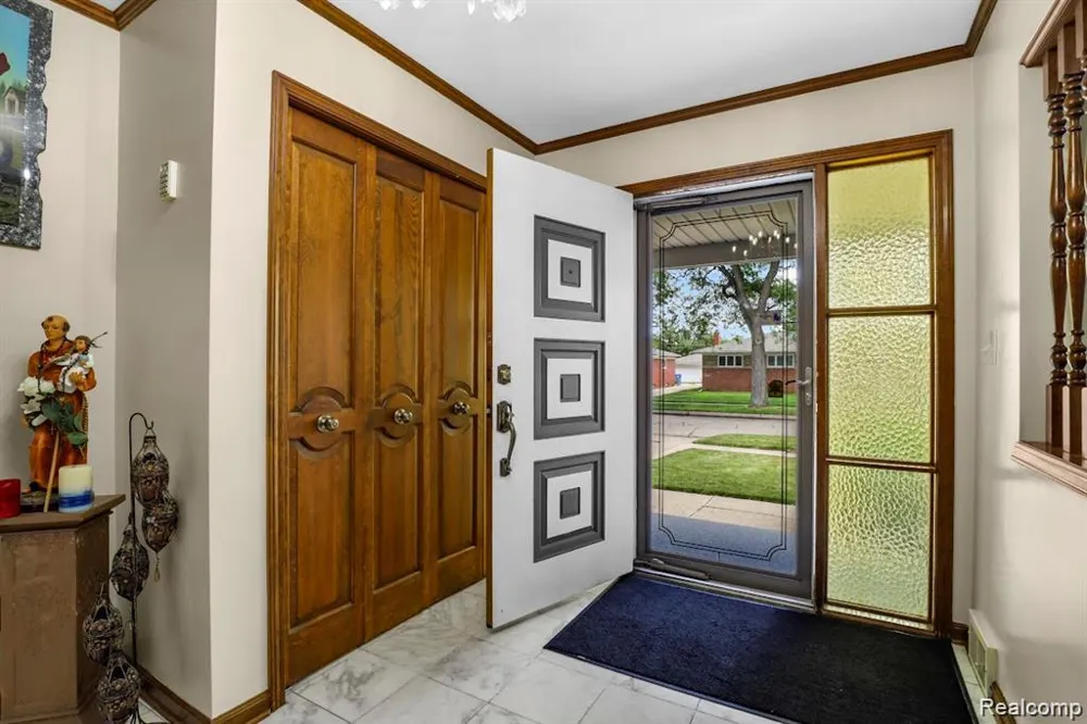 26449 haverhill Warren City, MI 48091