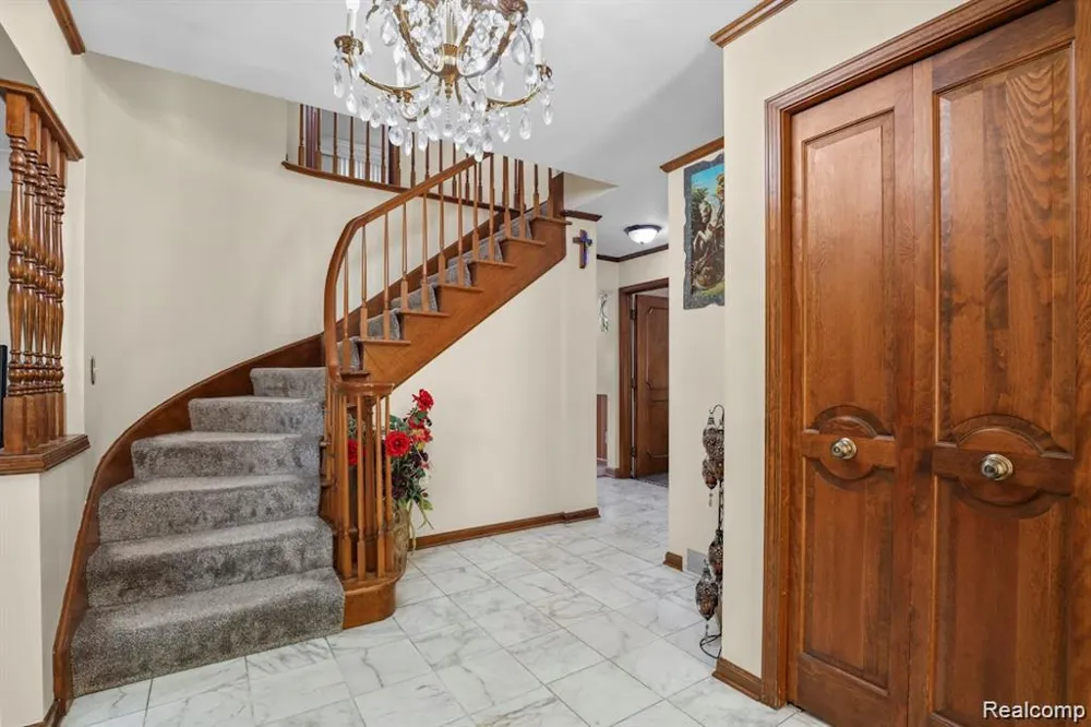 26449 haverhill Warren City, MI 48091
