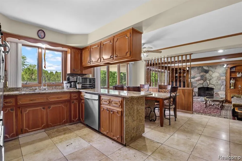 26449 haverhill Warren City, MI 48091