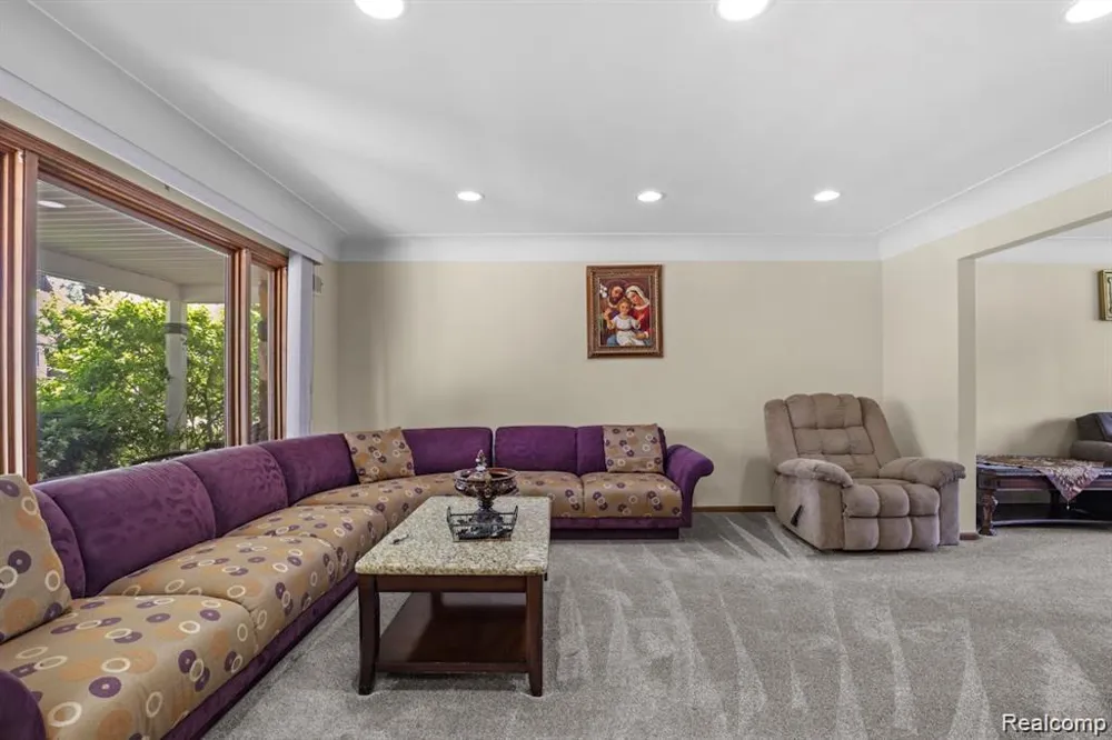 26449 haverhill Warren City, MI 48091
