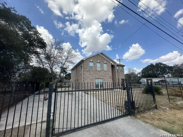 4131 WATERWOOD PASS DR Elmendorf, TX 78112