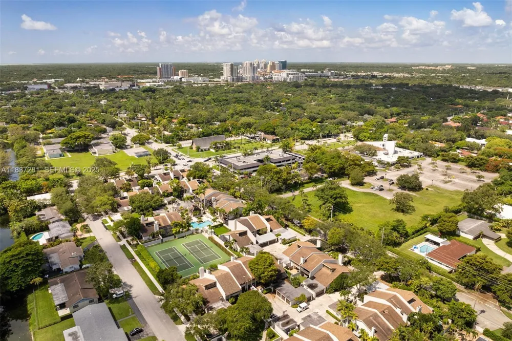 6995 SW 67TH AVENUE South Miami, FL 33143