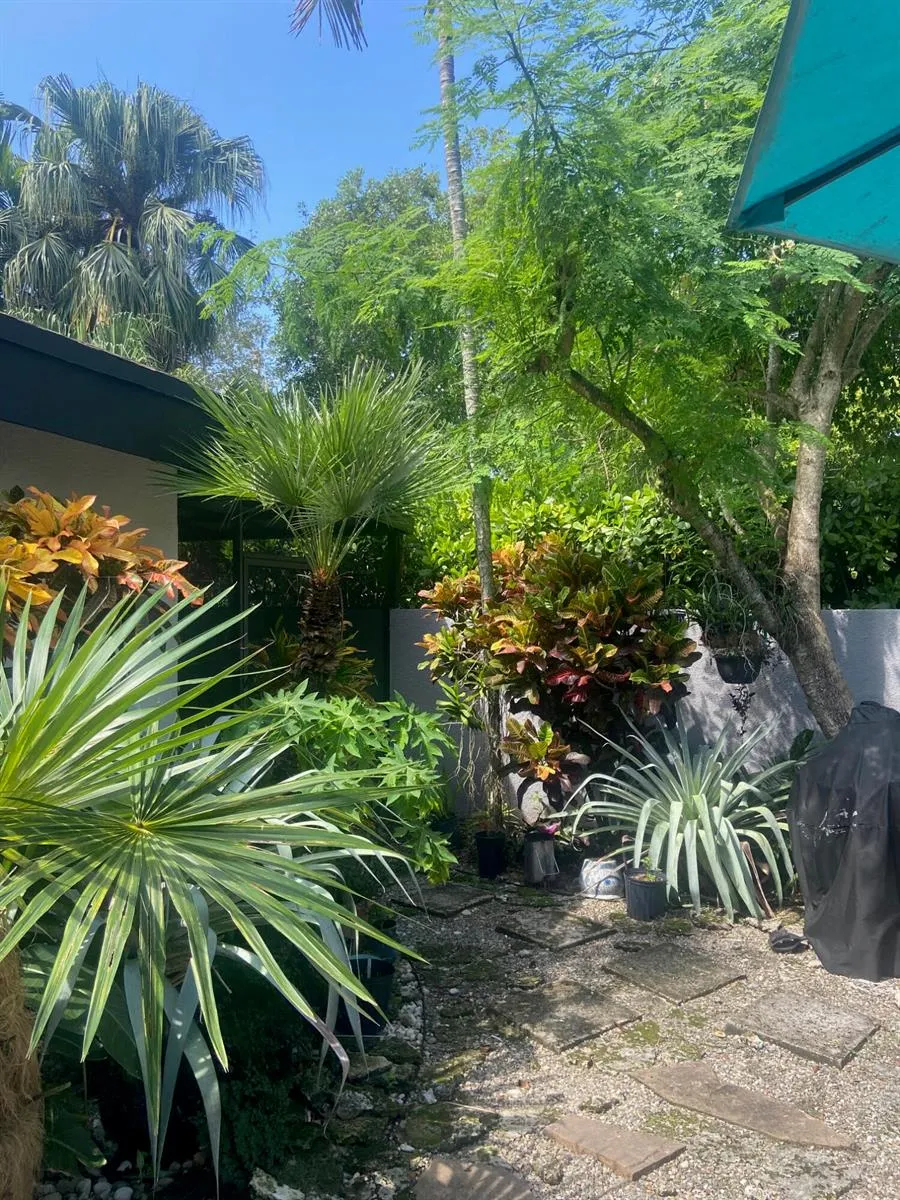 6995 SW 67TH AVENUE South Miami, FL 33143