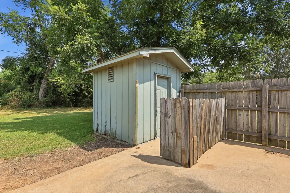 221 County Road 3220 Mt Pleasant, TX 75455