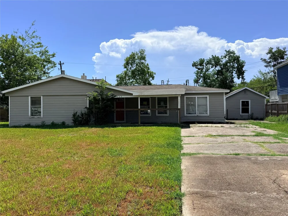 323 Seagrove Street Shoreacres, TX 77571