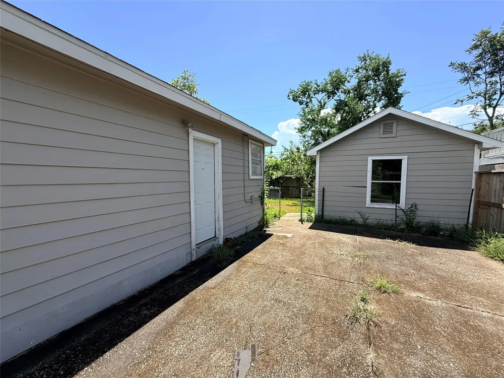 323 Seagrove Street Shoreacres, TX 77571
