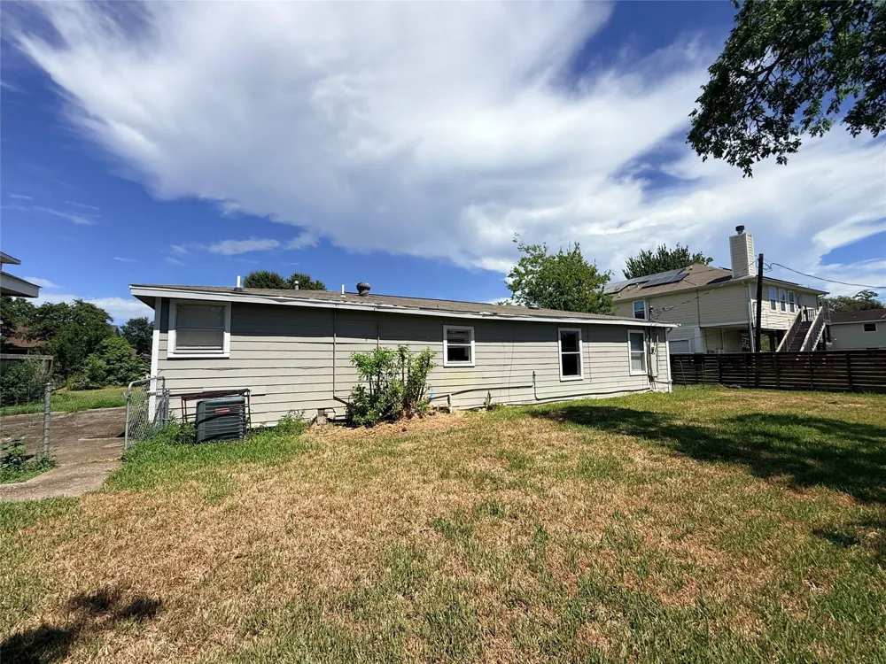 323 Seagrove Street Shoreacres, TX 77571