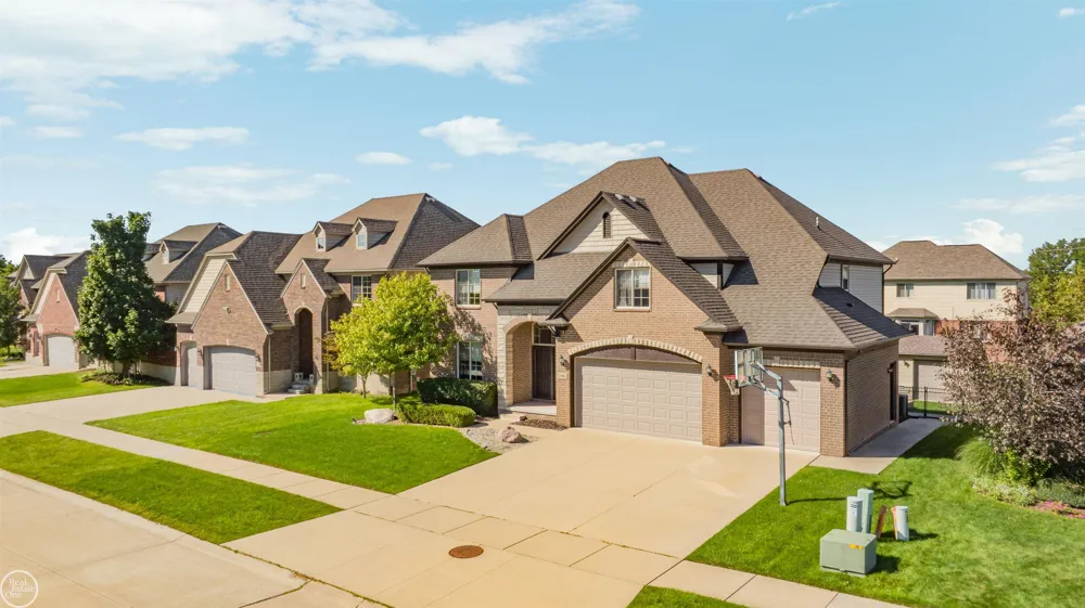21961 Pinder Court Macomb Township, MI 48044