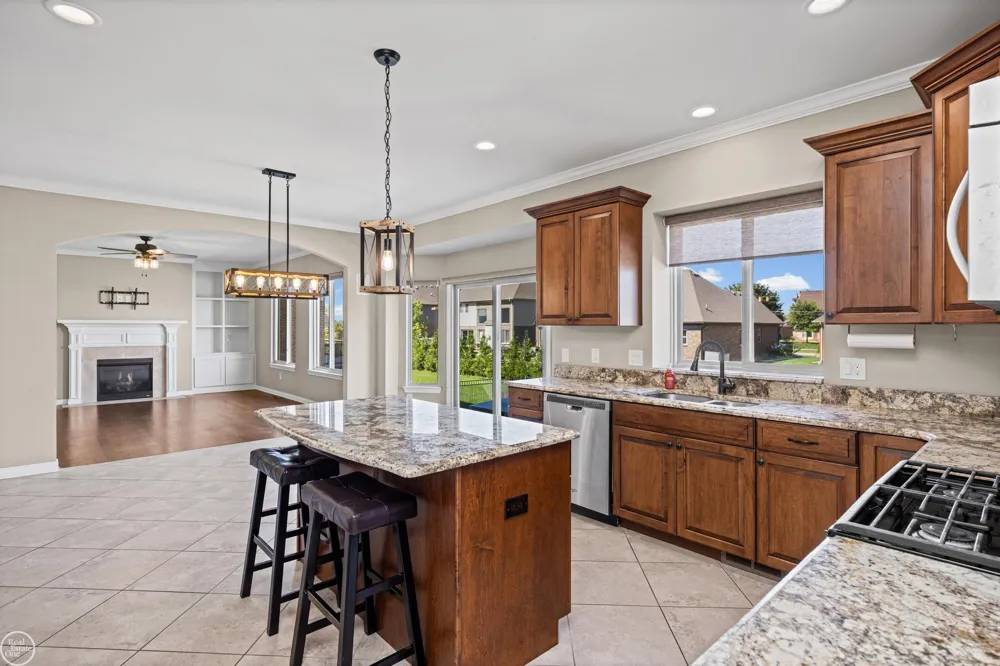 21961 Pinder Court Macomb Township, MI 48044