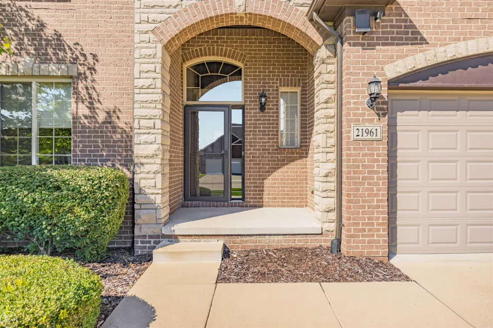 21961 Pinder Court Macomb Township, MI 48044