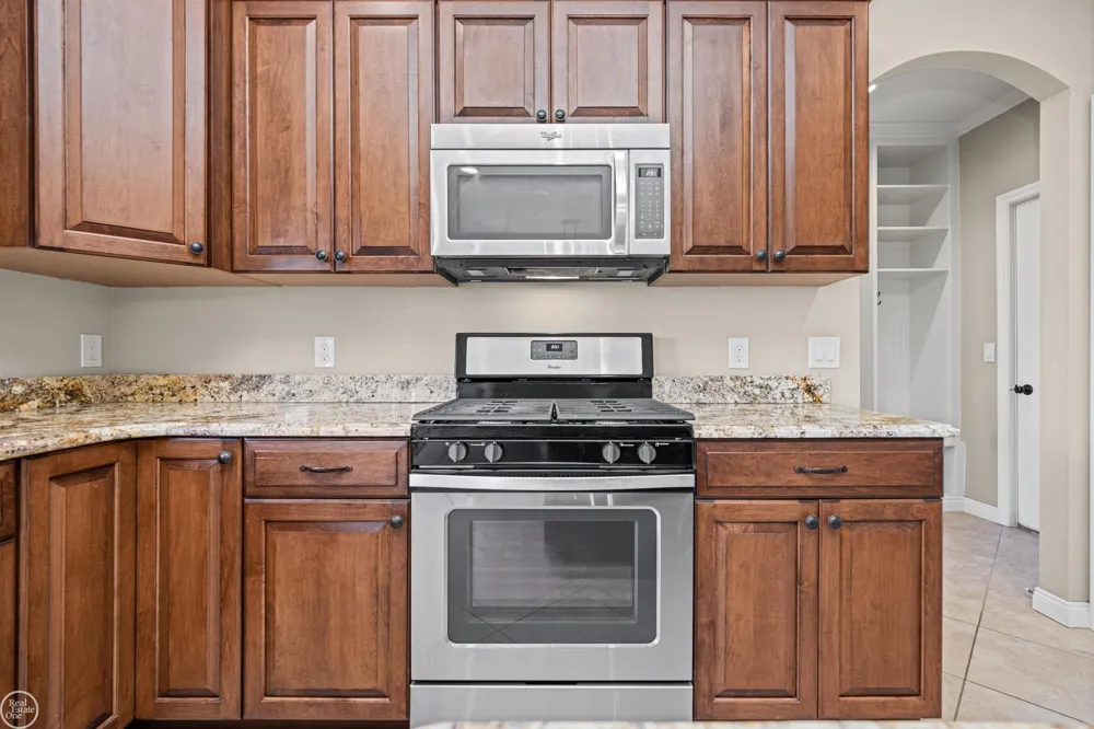 21961 Pinder Court Macomb Township, MI 48044