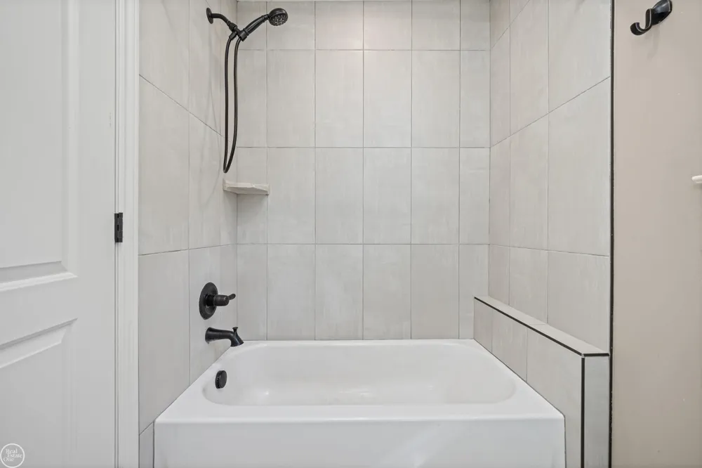 21961 Pinder Court Macomb Township, MI 48044