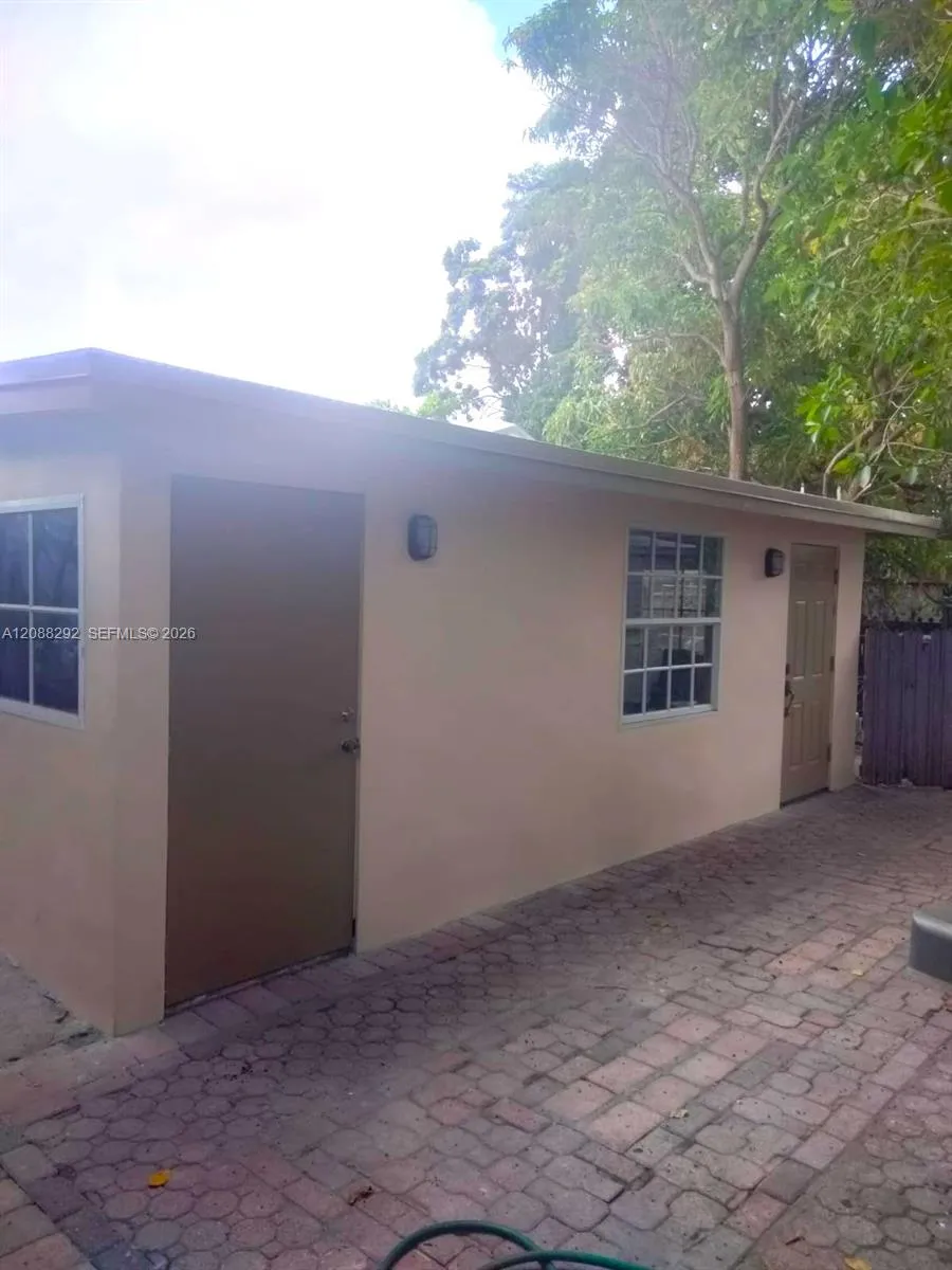 4717 NW 1st St Miami, FL 33126