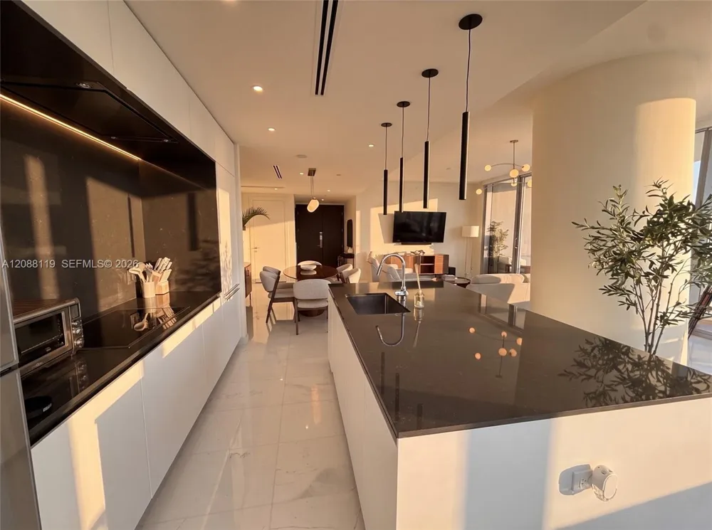 300 Biscayne Boulevard Way #4007W Miami, FL 33131