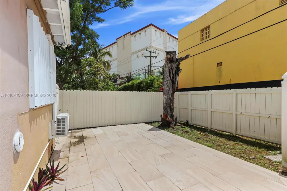 2530 SW 27th St #2530 Miami, FL 33133