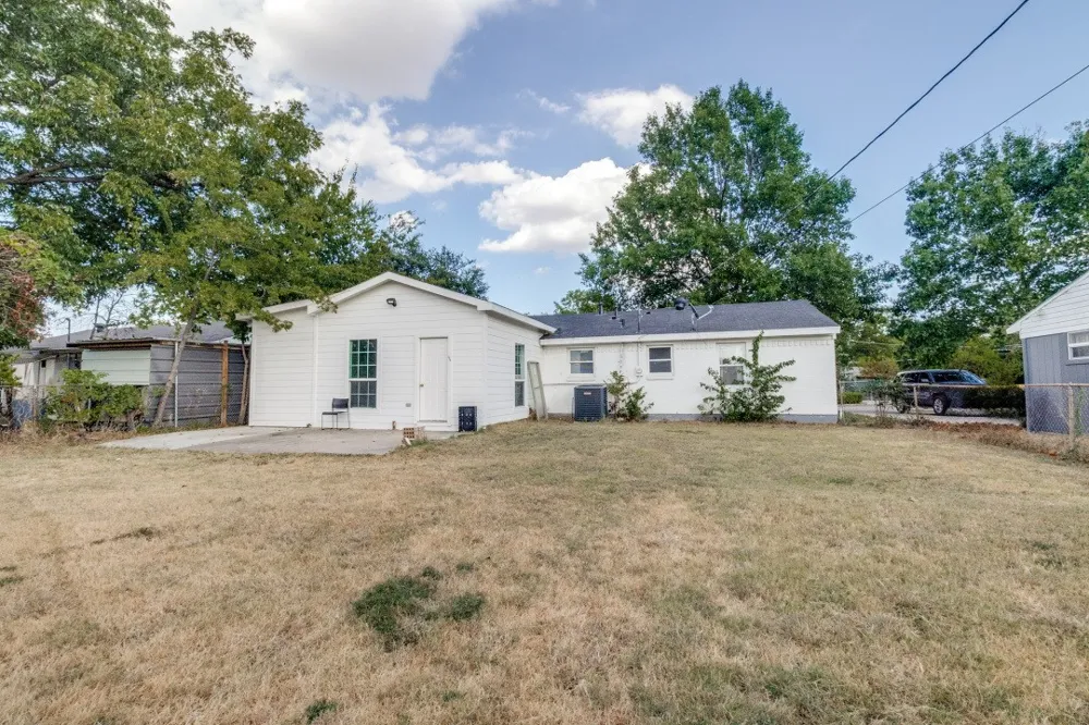 1911 El Capitan Drive Dallas, TX 75228