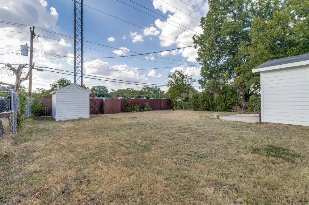 1911 El Capitan Drive Dallas, TX 75228