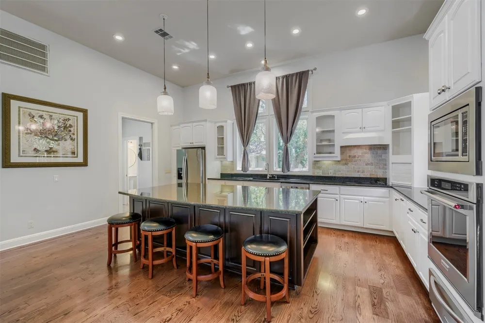 220 Clubhouse Drive Lakeway, TX 78734