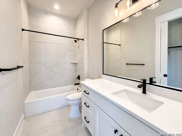 611 Parkview Pl Canyon Lake, TX 78133