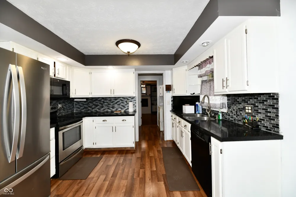 2051 Avon Avon, IN 46123