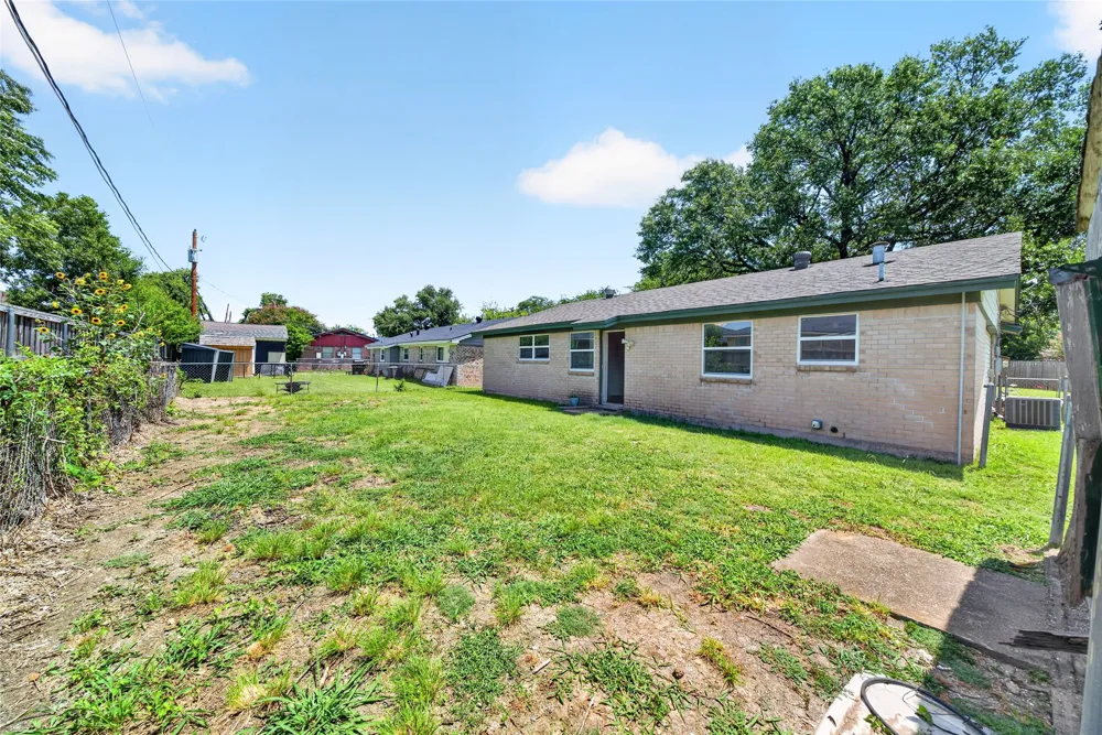 2461 Lisa Street Grand Prairie, TX 75051