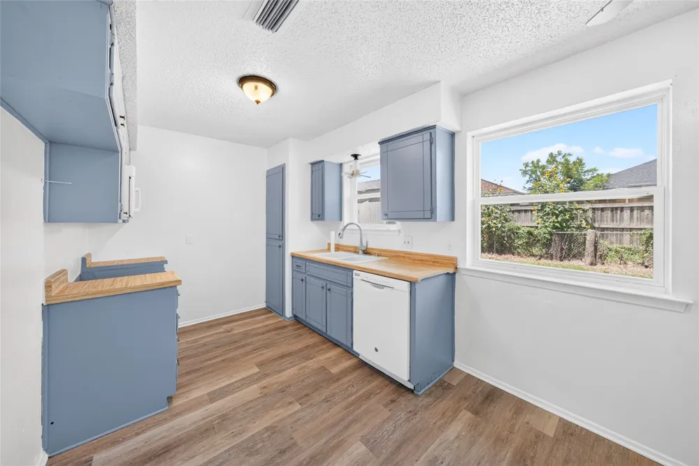 2461 Lisa Street Grand Prairie, TX 75051