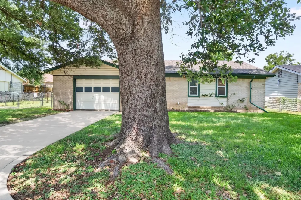 2461 Lisa Street Grand Prairie, TX 75051