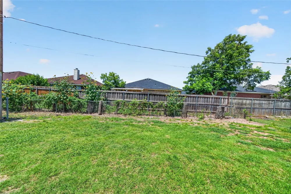 2461 Lisa Street Grand Prairie, TX 75051