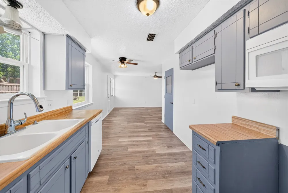 2461 Lisa Street Grand Prairie, TX 75051