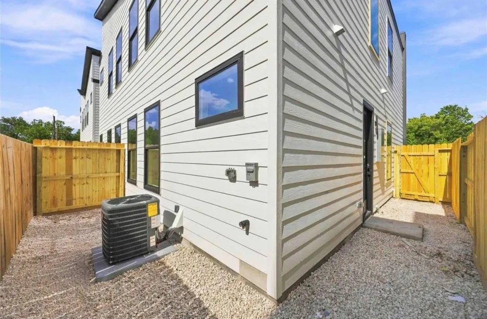 9106 Coffee Street #B Houston, TX 77033