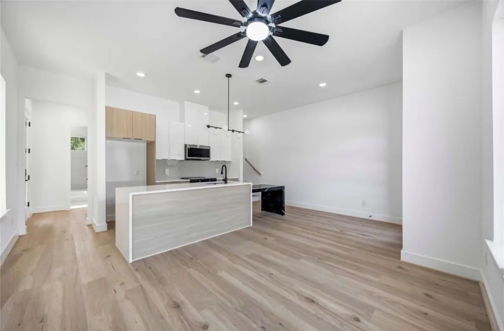 9106 Coffee Street #B Houston, TX 77033