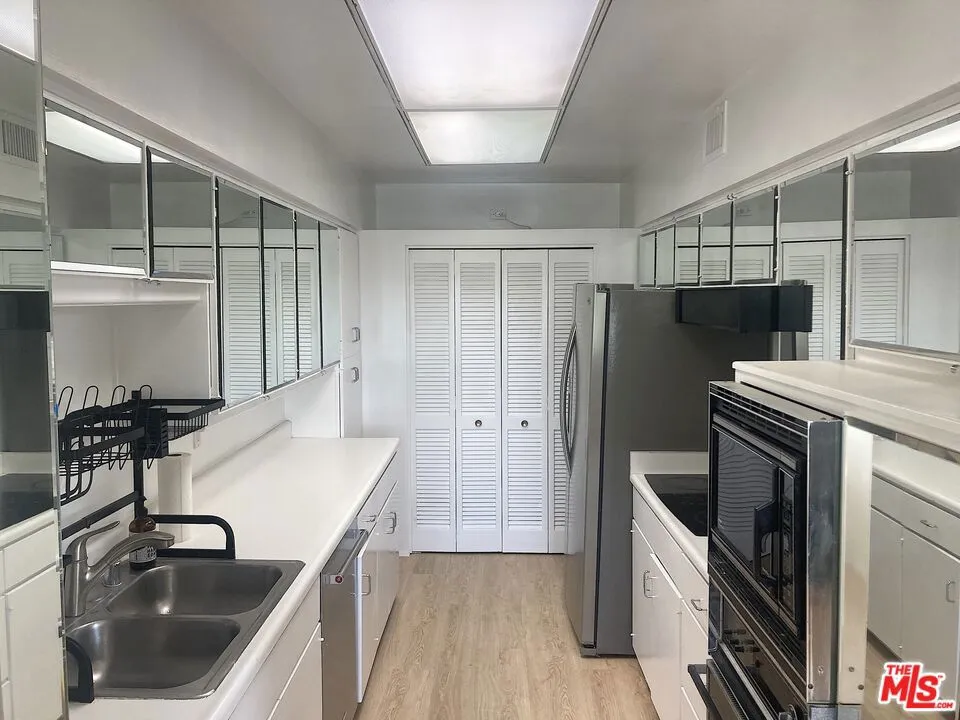 1025 Kings Road #313 West Hollywood, CA 90069