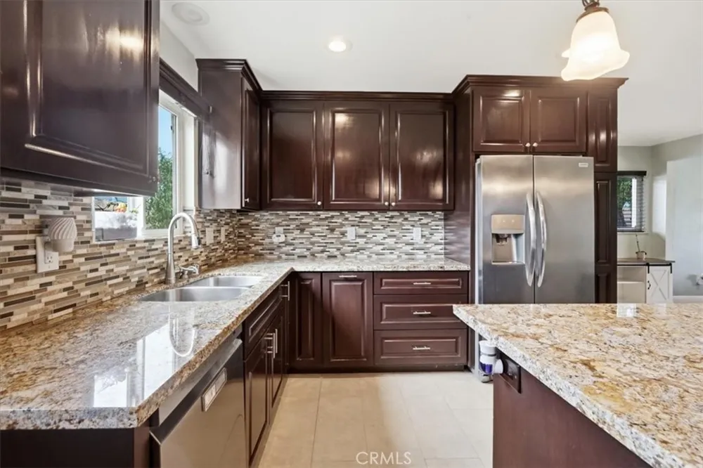228 W Hacienda Corona, CA 92882