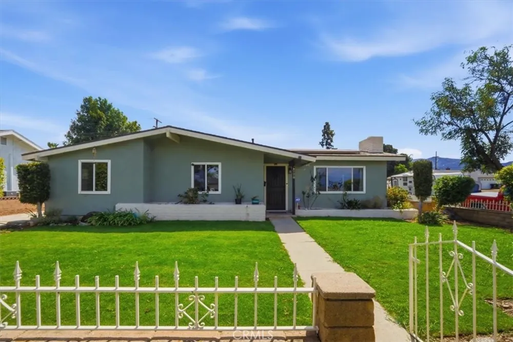 228 W Hacienda Corona, CA 92882