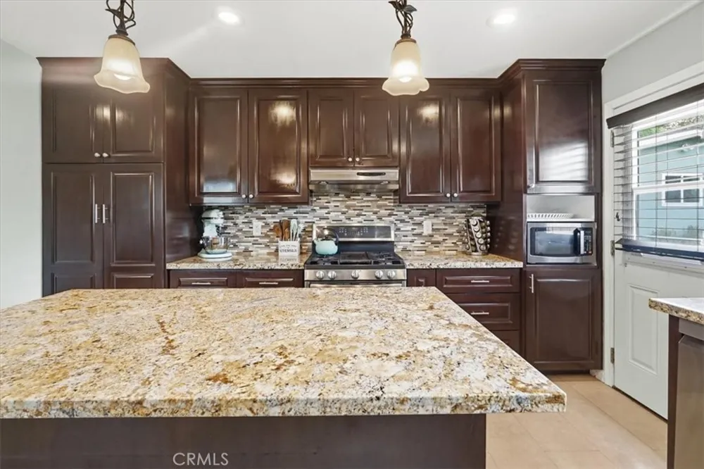 228 W Hacienda Corona, CA 92882