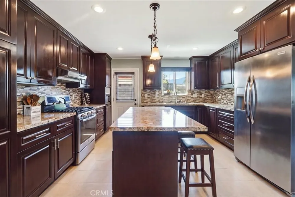 228 W Hacienda Corona, CA 92882