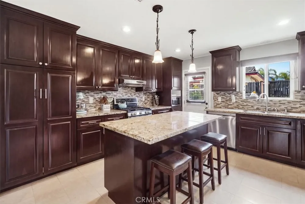 228 W Hacienda Corona, CA 92882