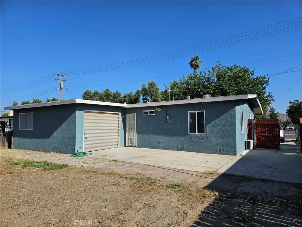 712 E Whittier Hemet, CA 92543