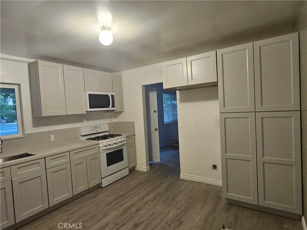 712 E Whittier Hemet, CA 92543