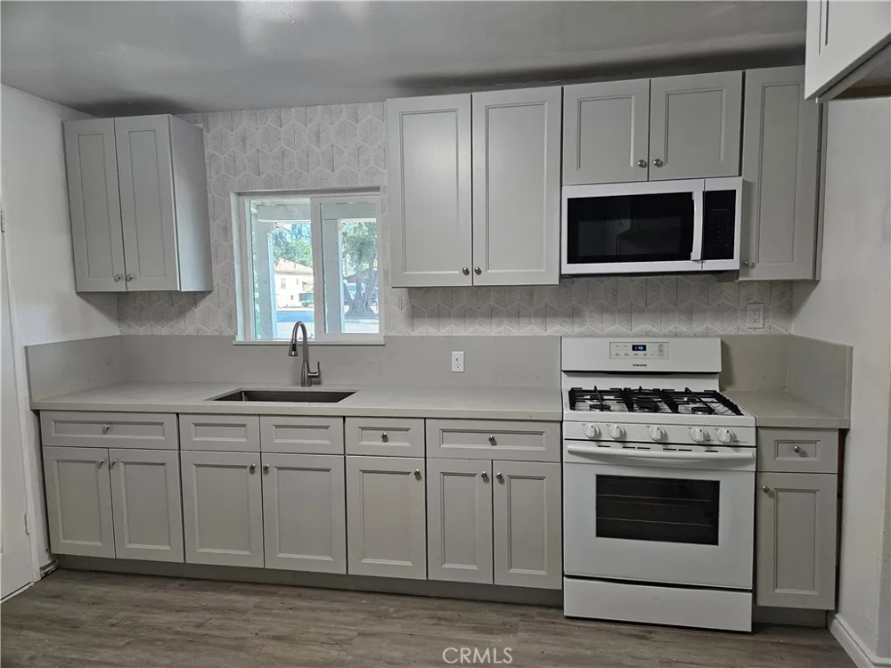 712 E Whittier Hemet, CA 92543