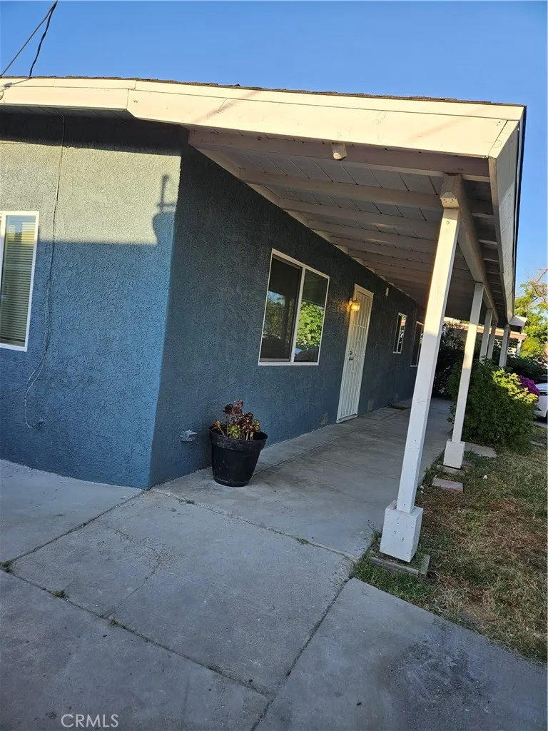 712 E Whittier Hemet, CA 92543