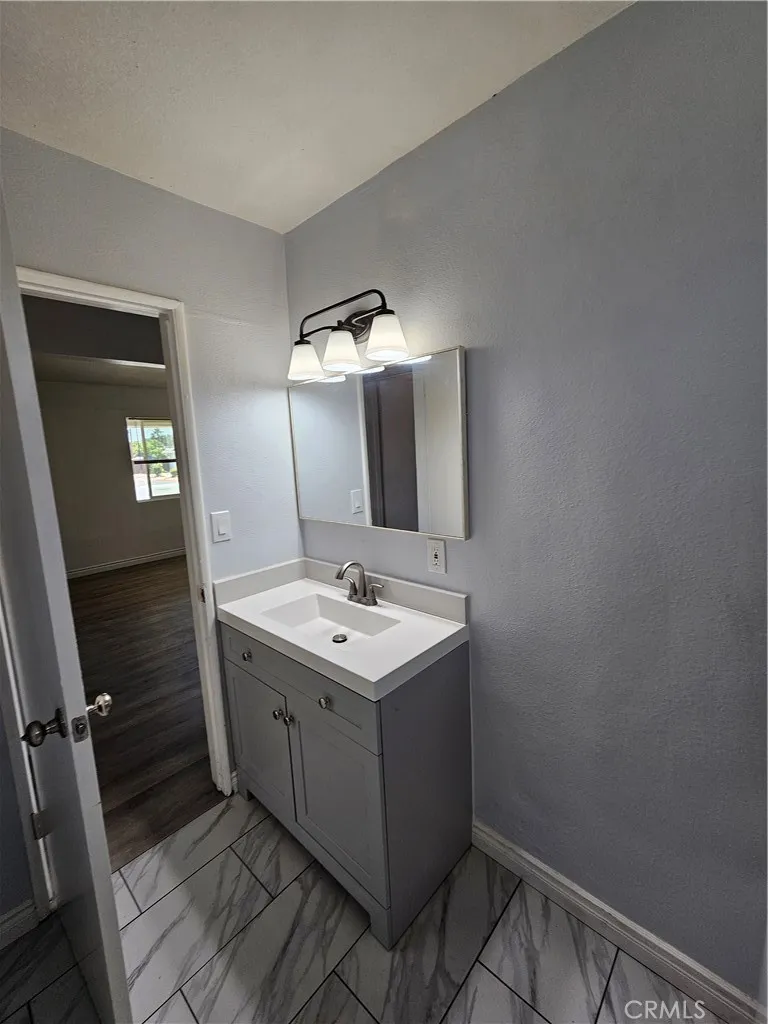 712 E Whittier Hemet, CA 92543