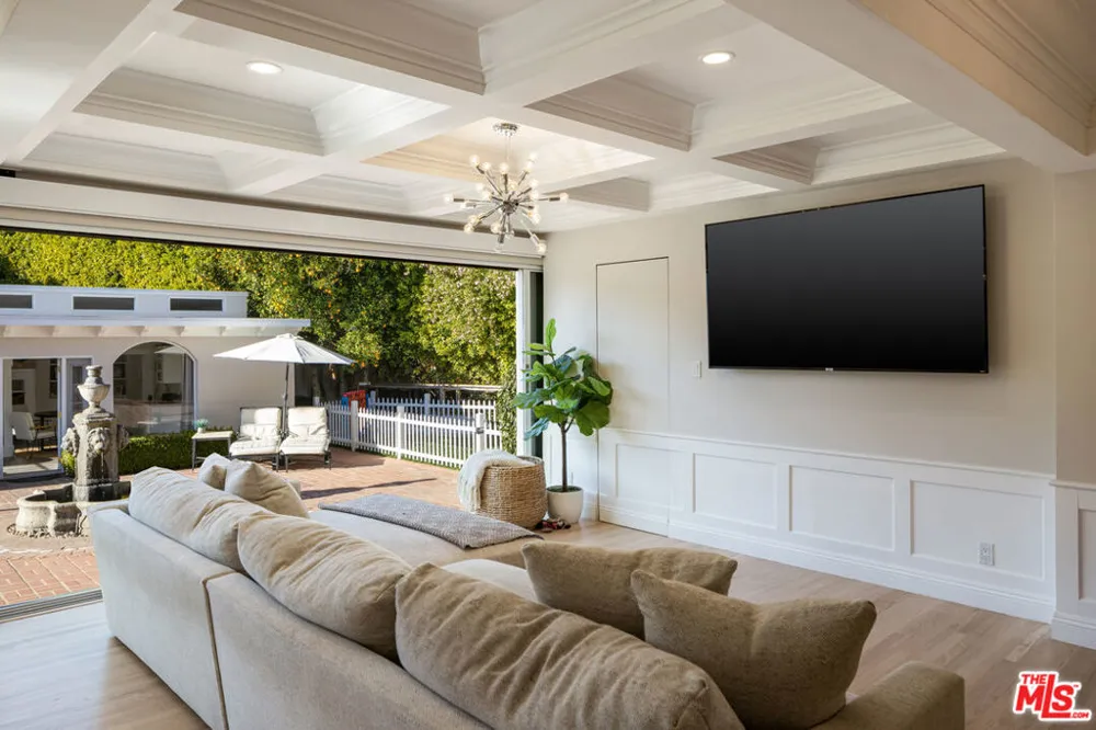 17503 Rancho Street Encino, CA 91316
