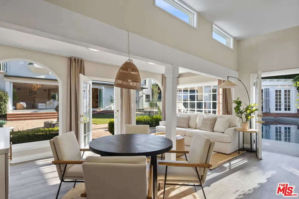 17503 Rancho Street Encino, CA 91316