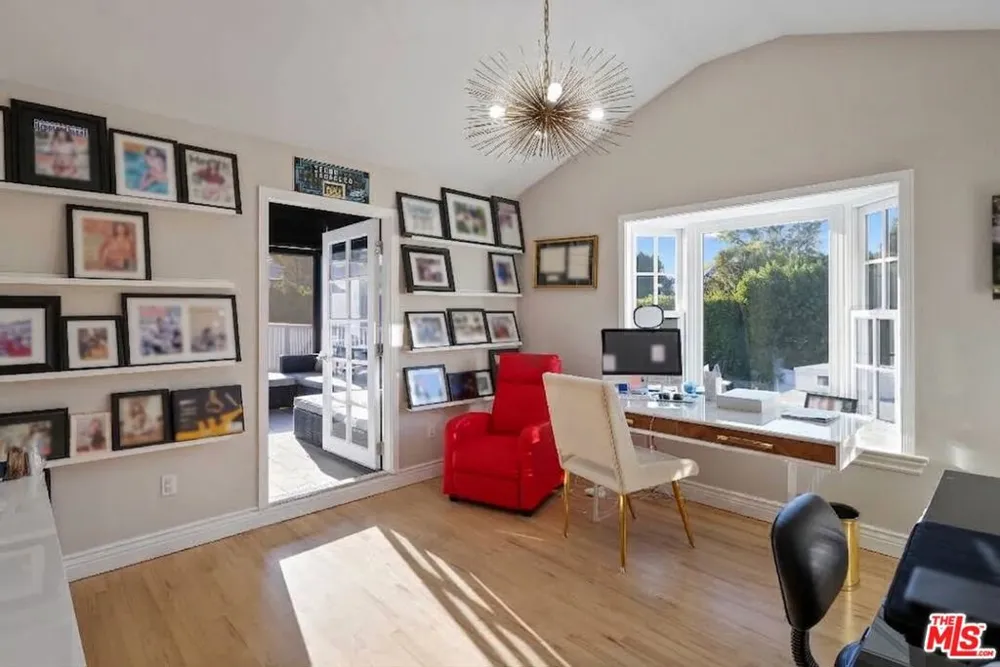 17503 Rancho Street Encino, CA 91316