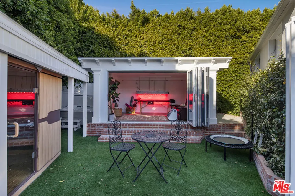 17503 Rancho Street Encino, CA 91316