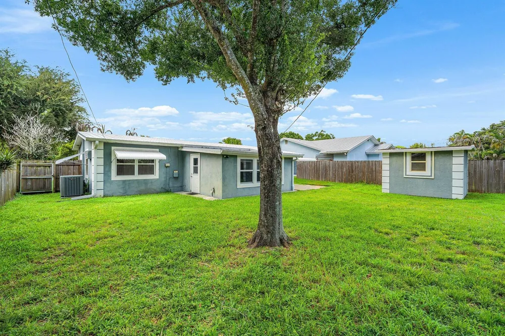 5709 SE Indigo Avenue Stuart, FL 34997
