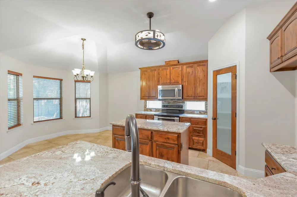2005 Lindentree Drive Weatherford, TX 76086